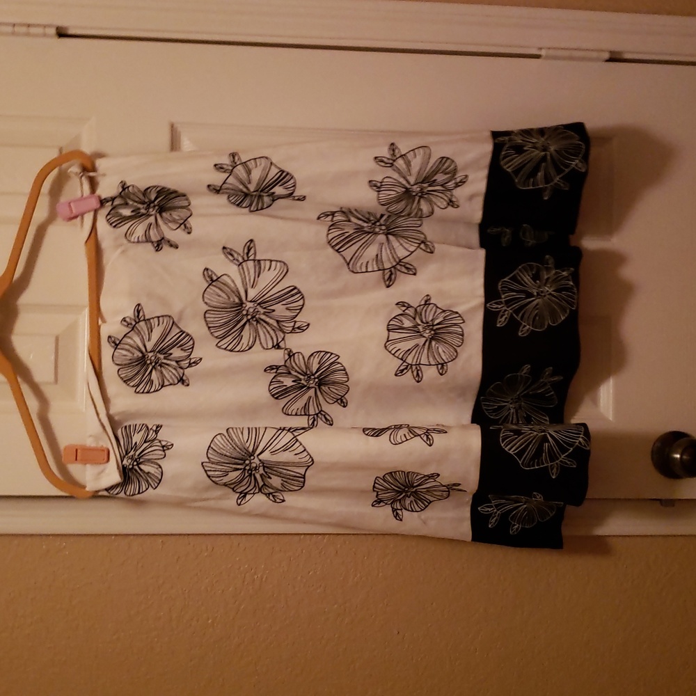 White skirt with blk fliwers. Border is blk with white flowers. Invisible zipper